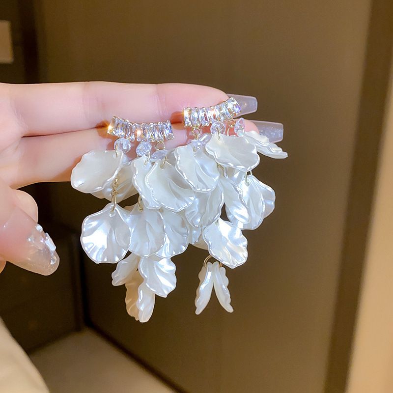 Orecchini con perle e diamanti in argento con frange a forma di fiore, orecchini di nicchia, temperamento atmosferico, orecchini di lusso leggeri e di alta gamma._voghion.com