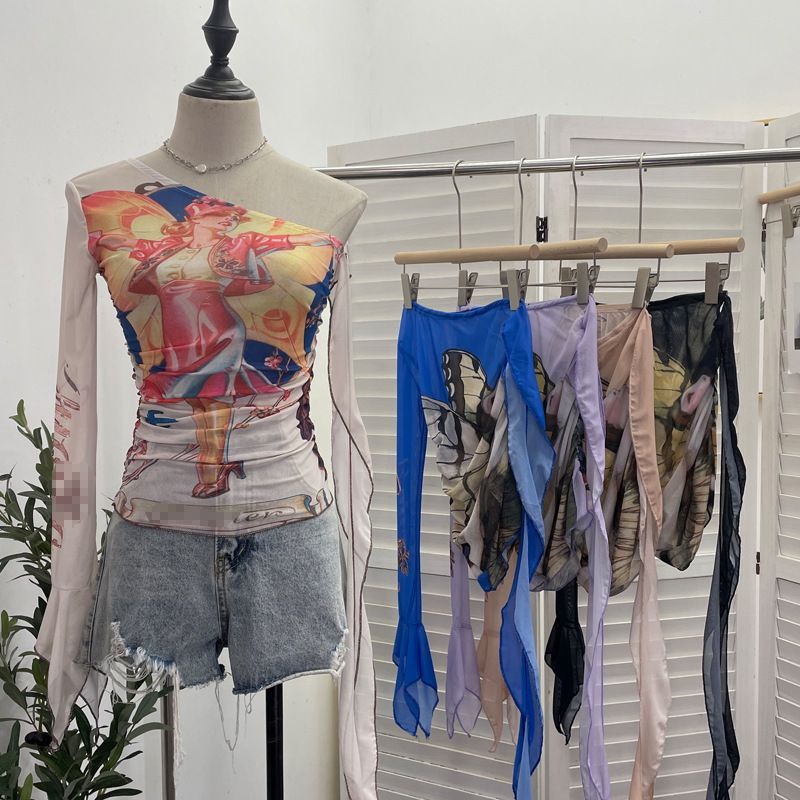 Abbigliamento da donna Real Shot Design, maglietta corta aderente e sottile con lacci, a maniche lunghe e monospalla, in rete stampata_voghion.com