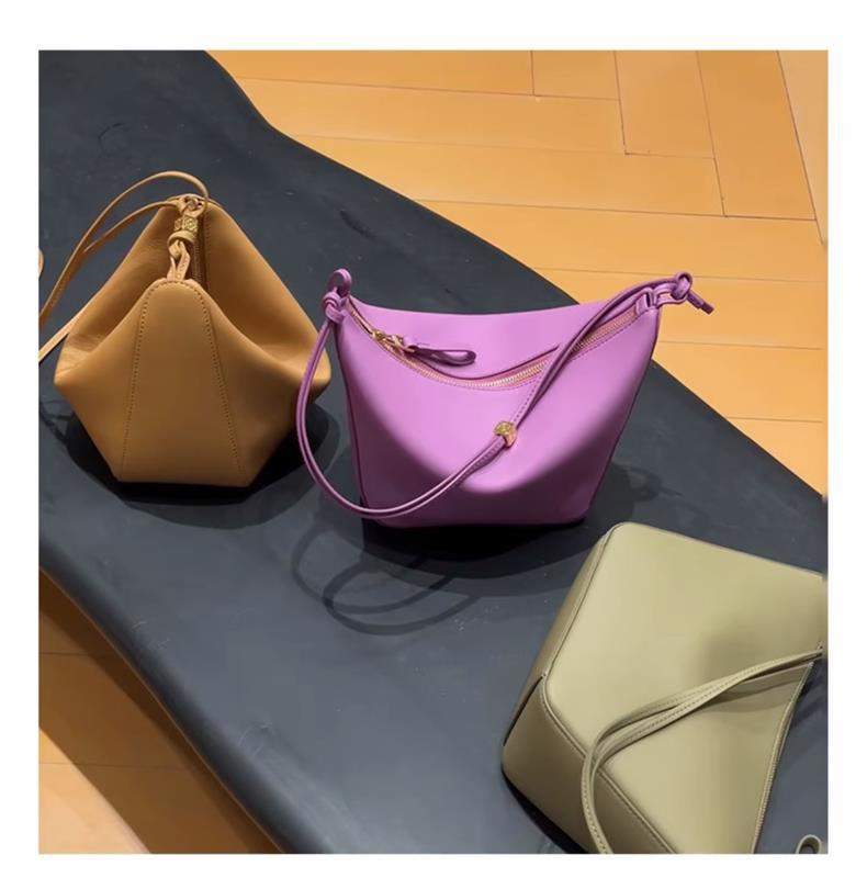 Amaca italiana in pelle bovina dal design di fascia alta e di nicchia, con una borsa a tracolla sotto le ascelle, borsa per amaca hobo_voghion.com