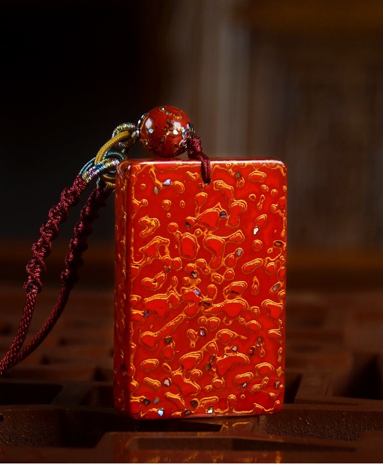 The luxurious "big lacquer" brooch, a traditional craft of China's intangible cultural heritage, brings good luck, wealth, and clears negative energy _voghion.com