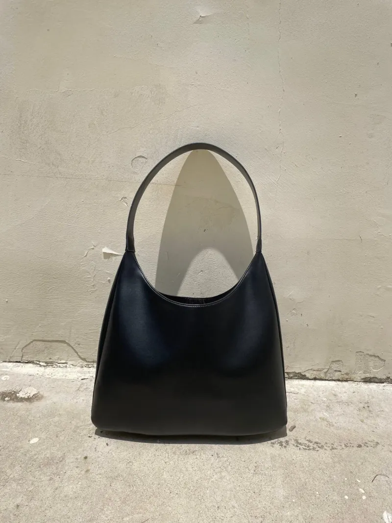 Borsa a tracolla leggera, morbida, delicata, rotonda, curva solitaria, grande e capiente, in pelle di vitello 2024_voghion.com
