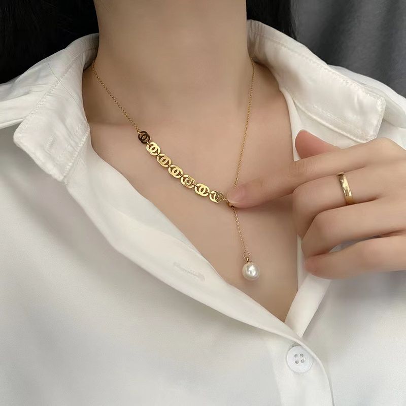 Halsketting Licht Luxe en niche 2022 nieuwe dames in elkaar grijpende titanium stalen temperament sleutelbeen ketting accessoires_voghion.com