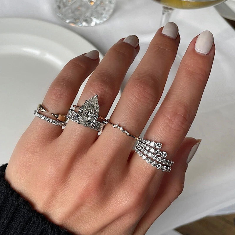 L'anello Niche Zircon di Cao Shitemu può essere impilato e indossato con onde versatili, rendendolo un regalo perfetto per San Valentino._voghion.com