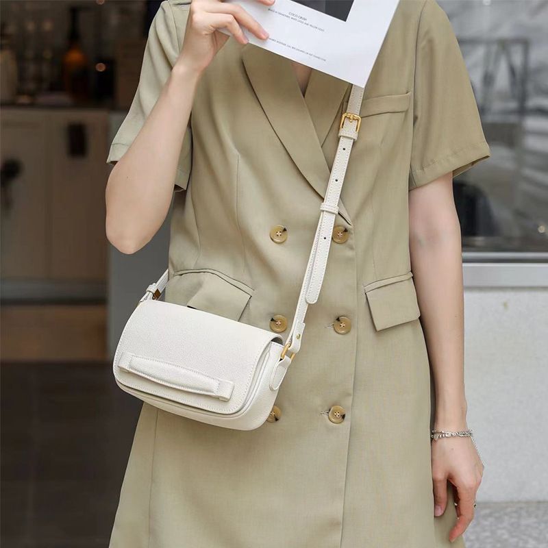 2025 Frühjahr und Sommer Neue koreanische Version der Leder-Crossbody-Tasche Kleine quadratische Umhängetasche Mode Vielseitige Damen-Lederhandtasche Lässig Täglich_voghion.com