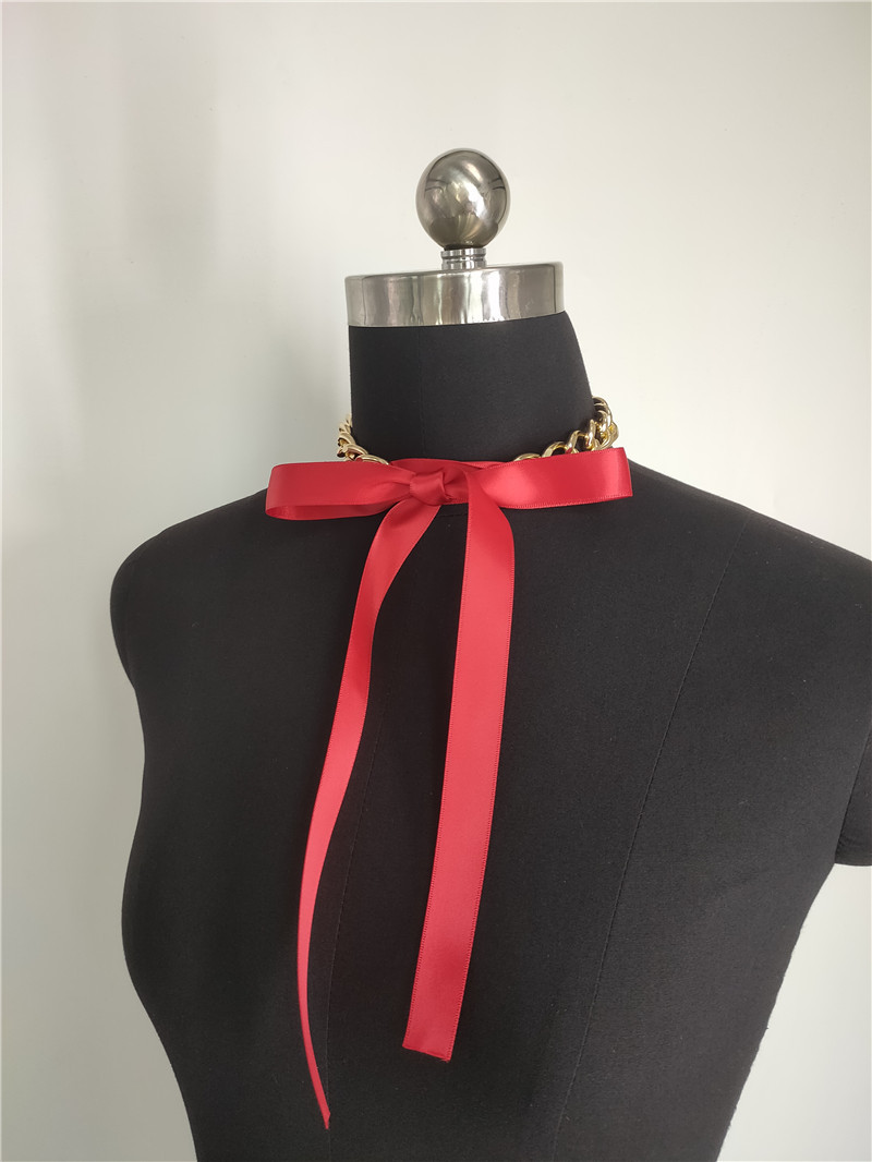 collana con collana a catena in metallo con fiocco in nastro elegante e dignitosa_voghion.com