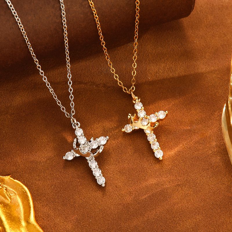 Collana da donna alla moda con ciondolo creativo a forma di croce intarsiata in zircone placcato oro in ottone di grande vendita_voghion.com