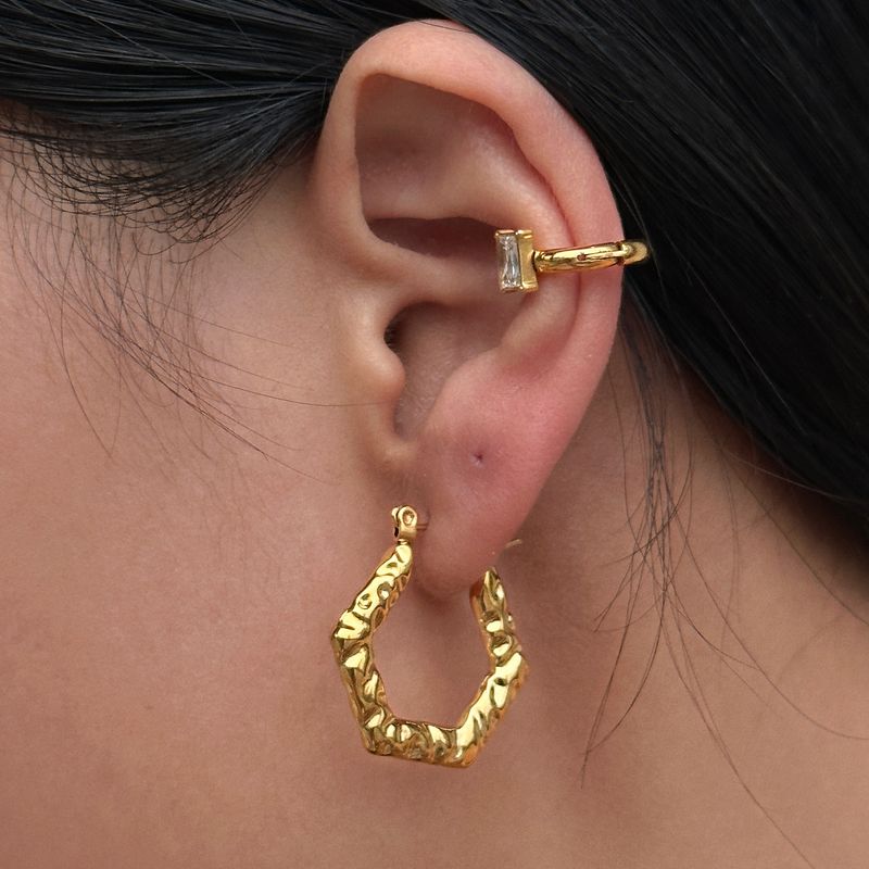 Orecchini pentagonali in rilievo retrò in acciaio al titanio di Niche INS alla moda_voghion.com