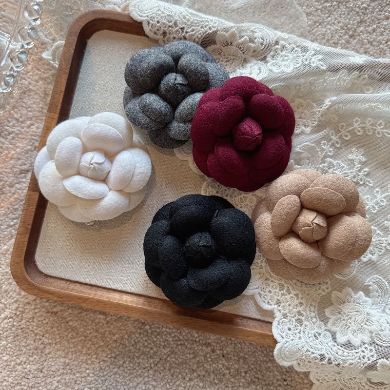 Spilla coreana in lana autunnali e invernali con piccola fragranza, stile camelia, spilla per cappotto e camicia, temperamento, accessori retrò, decorazione con corpetto._voghion.com