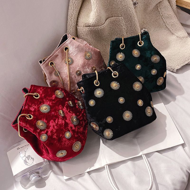 2022 Winter Neue Damenmode Samt Eimer Mit Abzeichen Dekoration, Single Shoulder Crossbody Kette Tasche_voghion.com