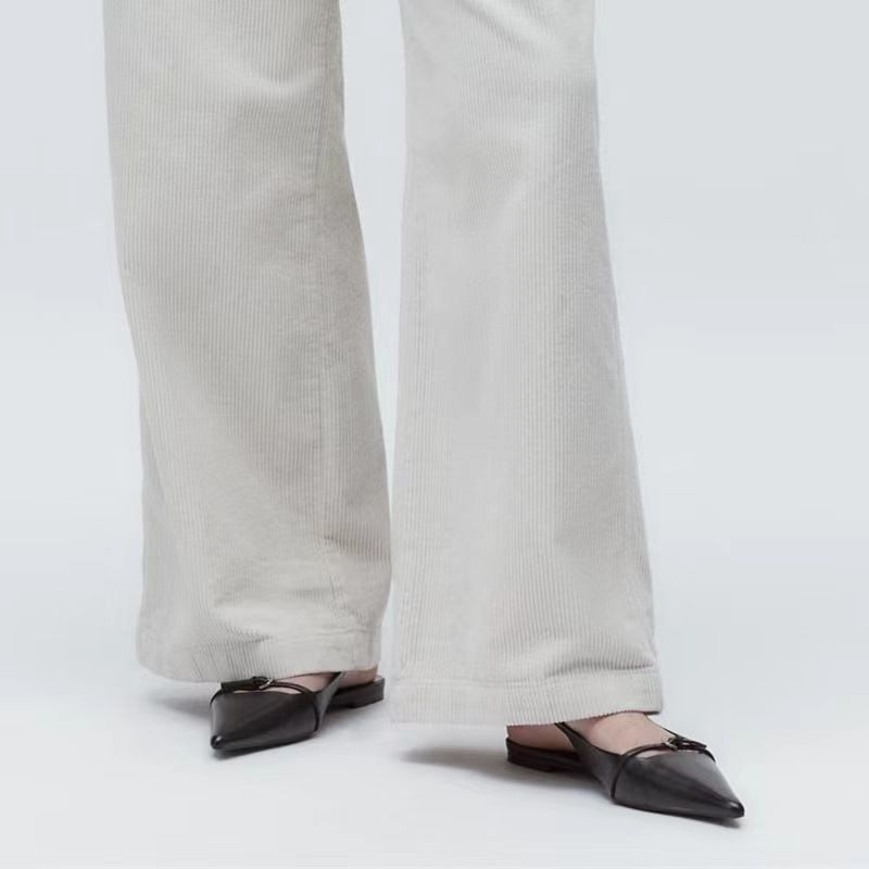 2024 Sommer neue koreanische Sandalen für Frauen schwarze spitze Zehenkappe mit einem Riemen hinten leer französische einfache Freizeitsandalen_voghion.com