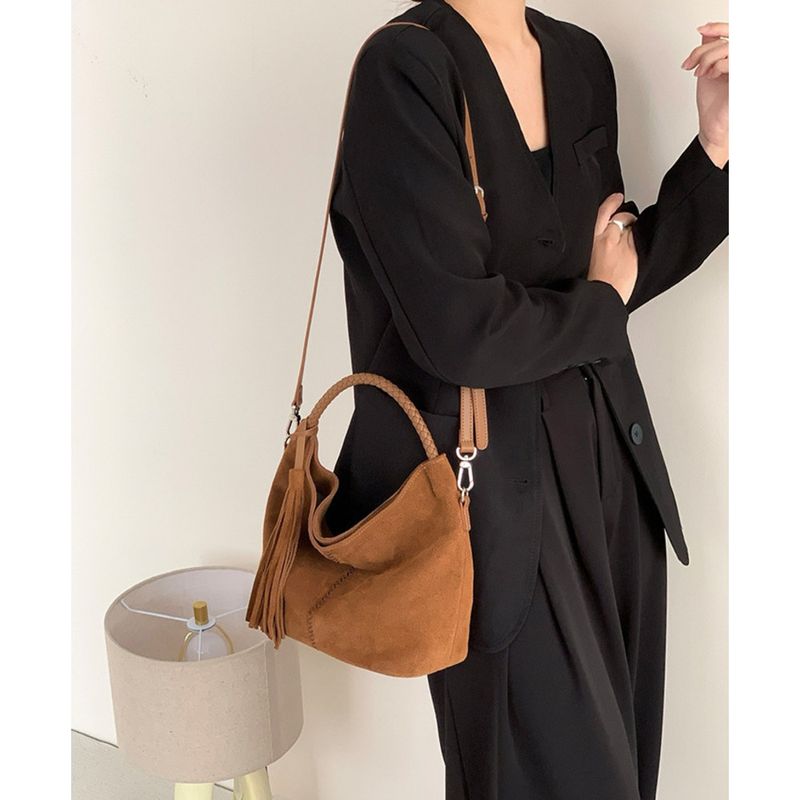 Borsa a secchiello con nappe cucite a mano in pelle di vacchetta smerigliata, nuovo modello 2024, borsa in pelle scamosciata, borsa a tracolla per donna_voghion.com