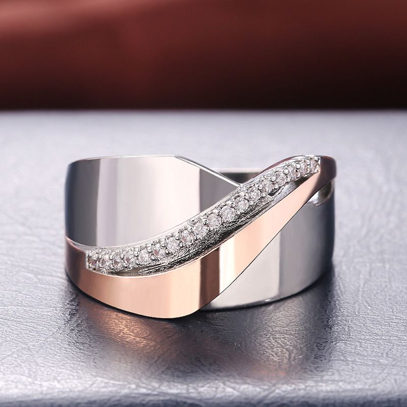 Cao Shi, anello bicolore con croce e fiocco in oro rosa con micro intarsi, semplice e zircone_voghion.com