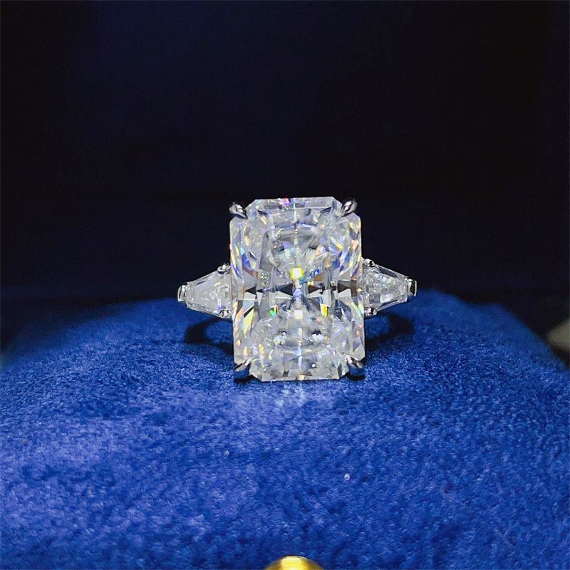 Anello da donna con moissanite piena e radiante da 10 carati, rettangolare, tre pietre, serie Fashion_voghion.com