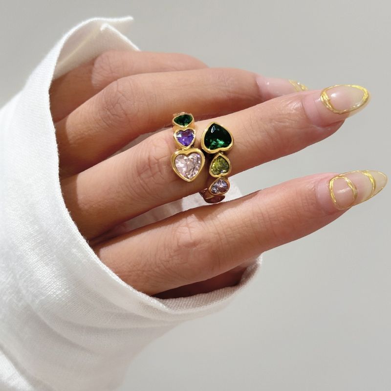 Anello in acciaio al titanio elettroplaccato in oro vero INS con cuore di pesca, smeraldo e zircone, molto venduto_voghion.com