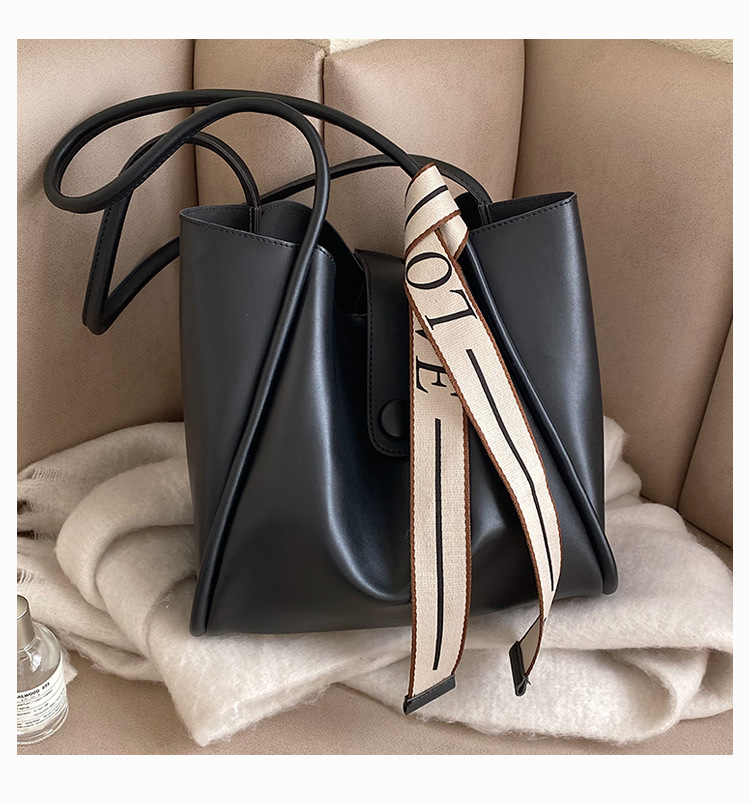 Large capacity spring for women in 2024, new and trendy single shoulder with a stylish texture, tote bag_voghion.com