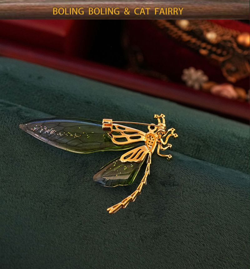 Spilla libellula, ottone placcato oro, micro zirconi intarsiati, pastorale due colori primavera, estate e autunno sul petto_voghion.com