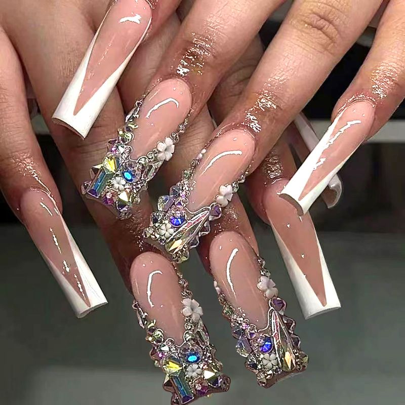 Eleganti unghie finte con punta francese bianca, motivo floreale, glitter e strass - Unghie finte lunghe per donna, unghie finte riutilizzabili_voghion.com