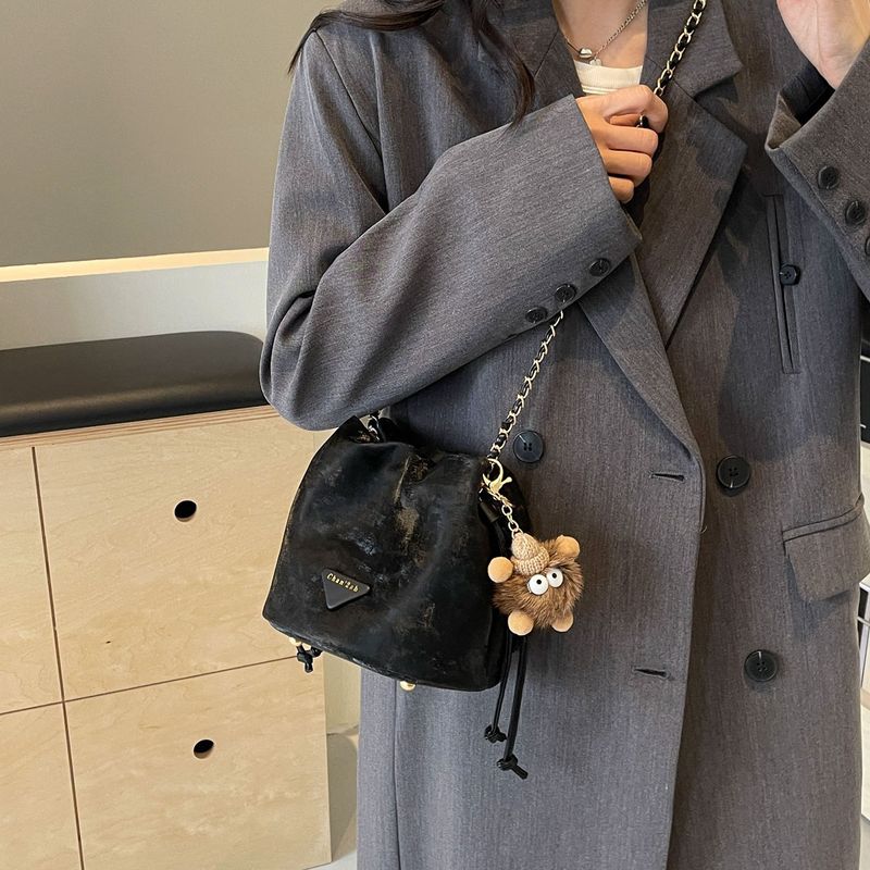 High-Quality Texture 2024 New Women's Chain Crossbody Niche Drawstring Stylish Bucket Bag_voghion.com