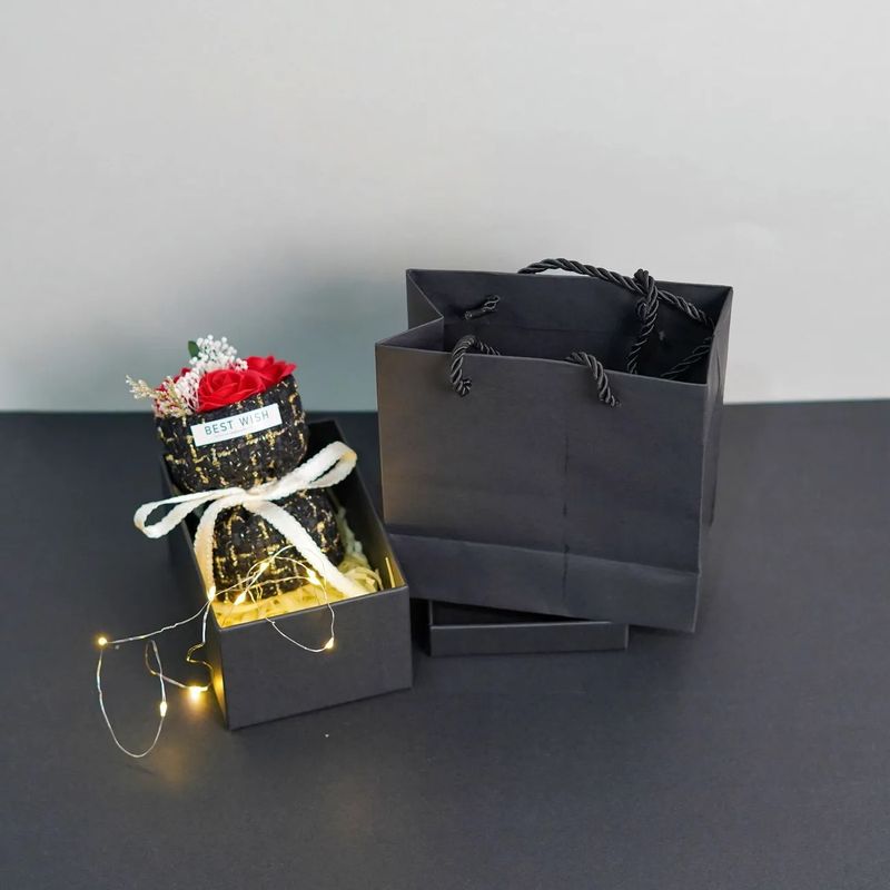 Weihnachtsgeschenke Mini-Taschen-Set mit kleinem Rosenstrauß, konservierten Rosen und künstlichen Blumen in Geschenkbox, Muttertagsgeschenk_voghion.com