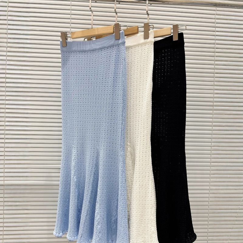 Frans geïnspireerde gebreide tweedelige set – elegante top met contrasterende kraag en maxi-rok met metallic accenten_voghion.com