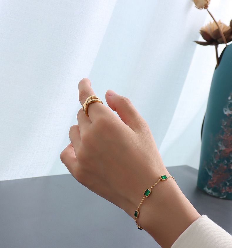 Damessieraden Eenvoudig Frans ontwerp Nichelamp Luxe gouden kubus Ingelegde smaragd Zirkoon Titaniumstaal Verguld 18K Goud Sieraden_voghion.com