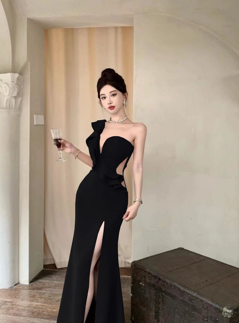 Abito da sirena con spalle scoperte, orlo asimmetrico e inserti in rete trasparente - Abito da sera con spacco profondo per feste e serate di gala (nero/bordeaux, S-XL)_voghion.com