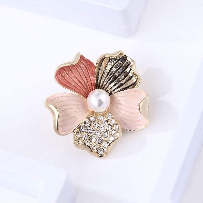 Koreaanse versie van de nieuwe parelbroche afgewerkt product kleurbehoud gematteerd drie kleuren bloem broche broche accessoires lege lade_voghion.com