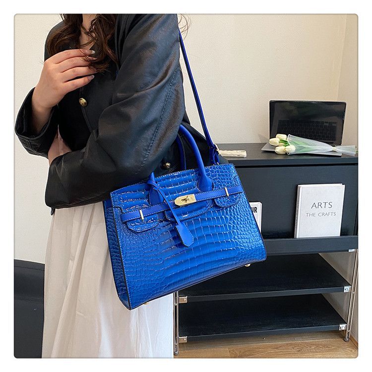 Pelle lucida con motivo coccodrillo per donna 2023 Nuova celebrità di lusso leggera per pendolari ad alta capacità Moda versatile_voghion.com