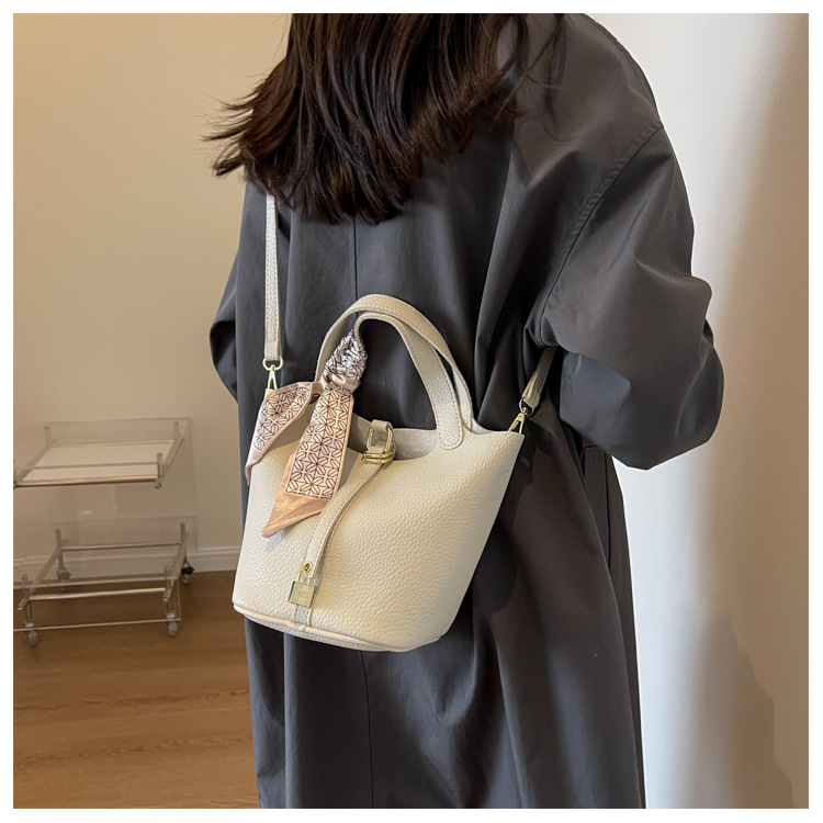 Small Fashion Versatile Portable Vegetable Basket Women's Bag 2023 New Fashionable and Fashionable Shoulder Bag Casual Texture Crossbody Bag_voghion.com