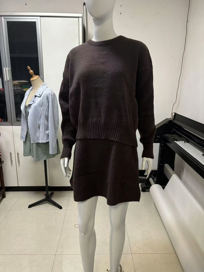 Completo autunnale casual con maglione e gonna in maglia per donna - Minigonna a trapezio in tinta unita e top a maniche lunghe (XS-XXXL)_voghion.com