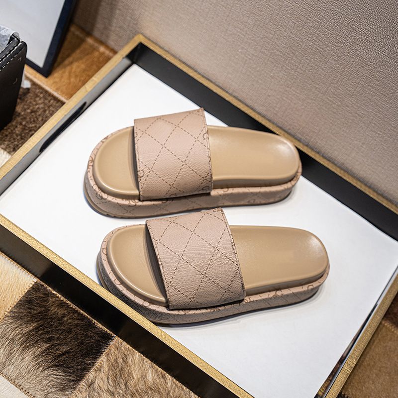 Pantofole da donna con fondo spesso di grandi dimensioni per il commercio estero 2024 nuovi sandali con plateau con una parola Pantofole per ragazze_voghion.com