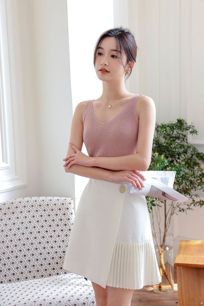 Colete feminino com alças para primavera e verão, combinado com uma camiseta brilhante e uma blusa justa e sexy de malha de seda gelada com decote em V para o verão_voghion.com