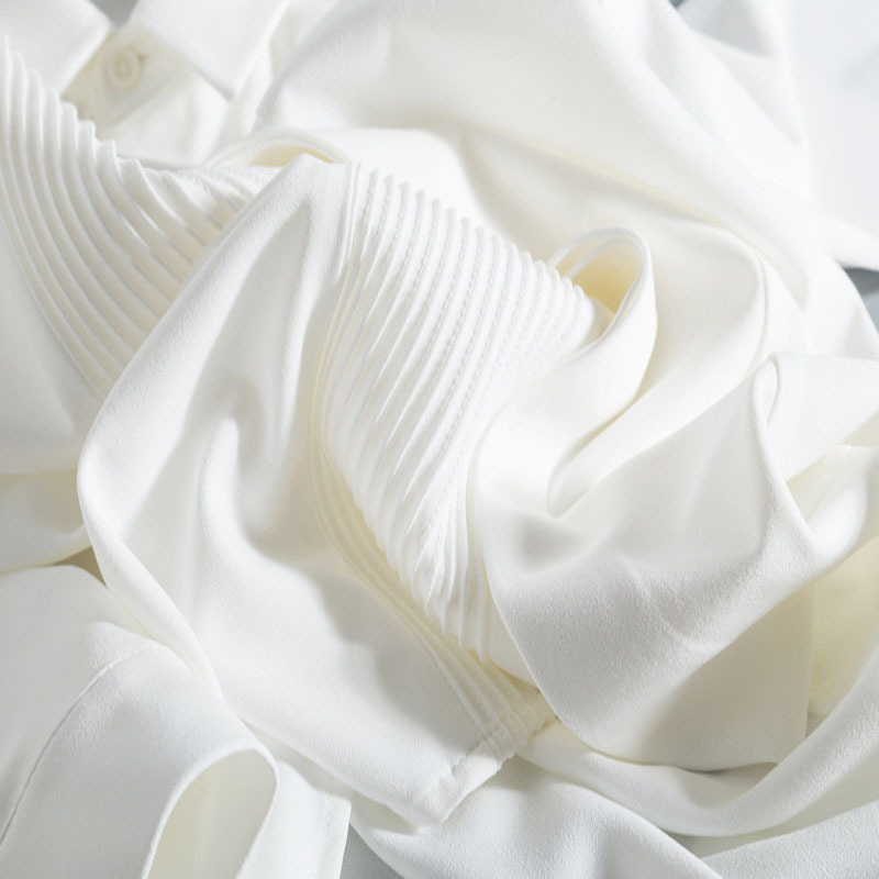 Camicia bianca a maniche lunghe in chiffon con colletto quadrato plissettato alla moda da donna_voghion.com