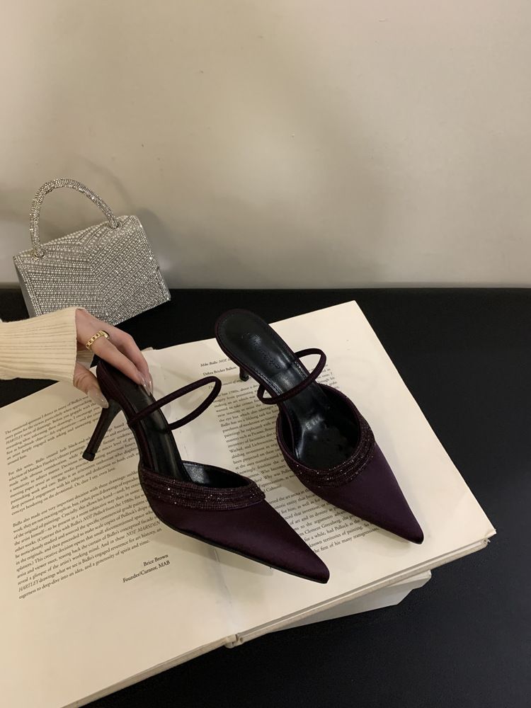 Nya spetsiga strass- och fina klackar med höga klackar, grunda hål, knuthuvud med satinsandaler, halva dragsko för kvinnor_voghion.com