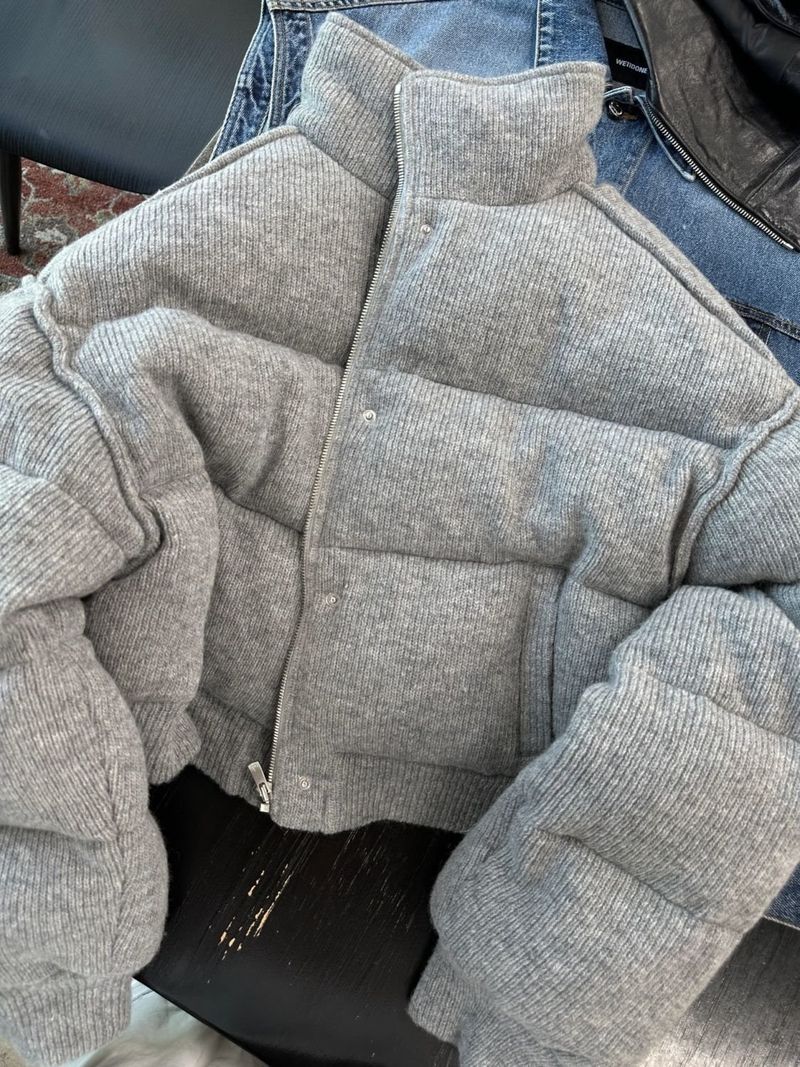 Korte gewatteerde jas voor dames - Wintergrijze fleecejas, opstaande kraag, slanke pasvorm met prinsessenmouwen_voghion.com