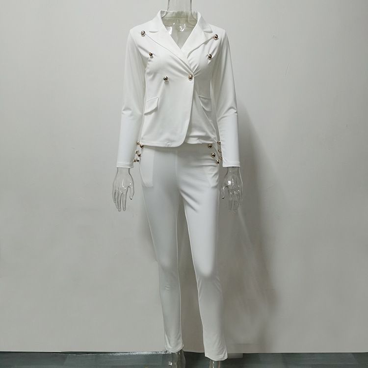 L'abito casual da donna indossa una piccola giacca a doppio petto a maniche lunghe in due pezzi_voghion.com