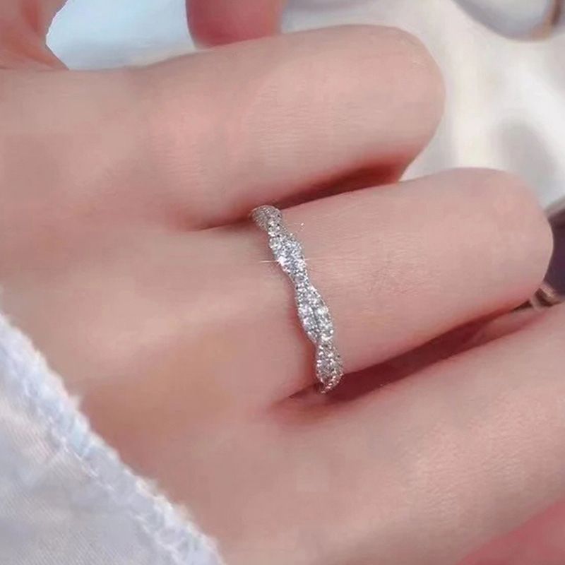 Cao Shi's new fashion twisted edge simple not monotonous. The is fashionable and versatile. It can match Fried Dough_voghion.com