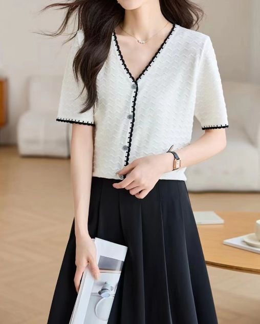 Xiaoxiangfeng T-shirt à manches courtes en tricot de soie glacée à col en V pour femme 2024 Été Nouveau Style Petite chemise occidentale_voghion.com