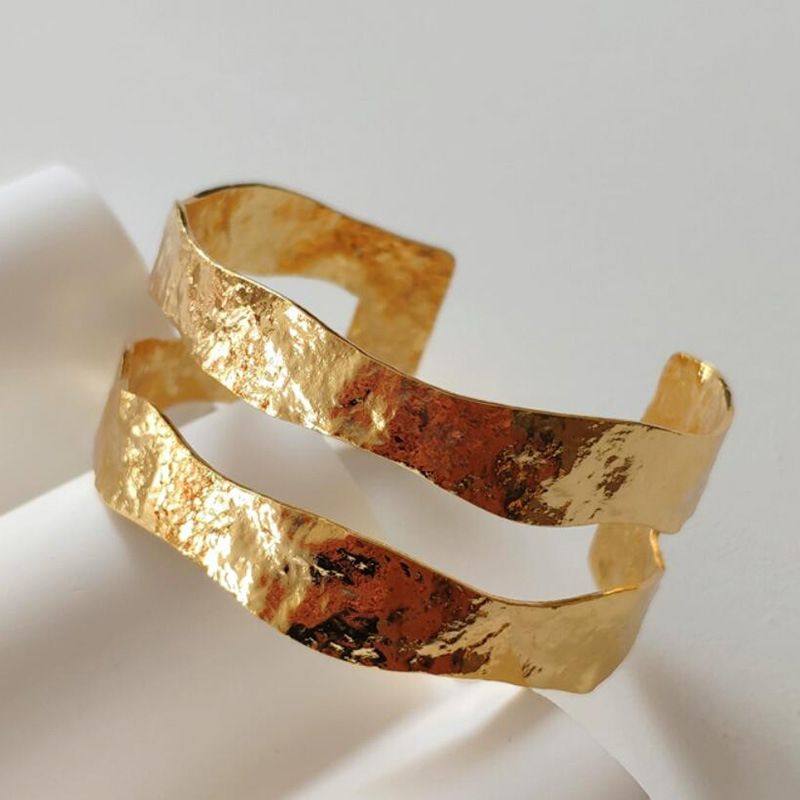 Bracciale rigido in metallo martellato irregolare per donna, gioielli alla moda, braccialetti punk, accessori all'ingrosso, nuovi stili senza tempo 2023443_voghion.com