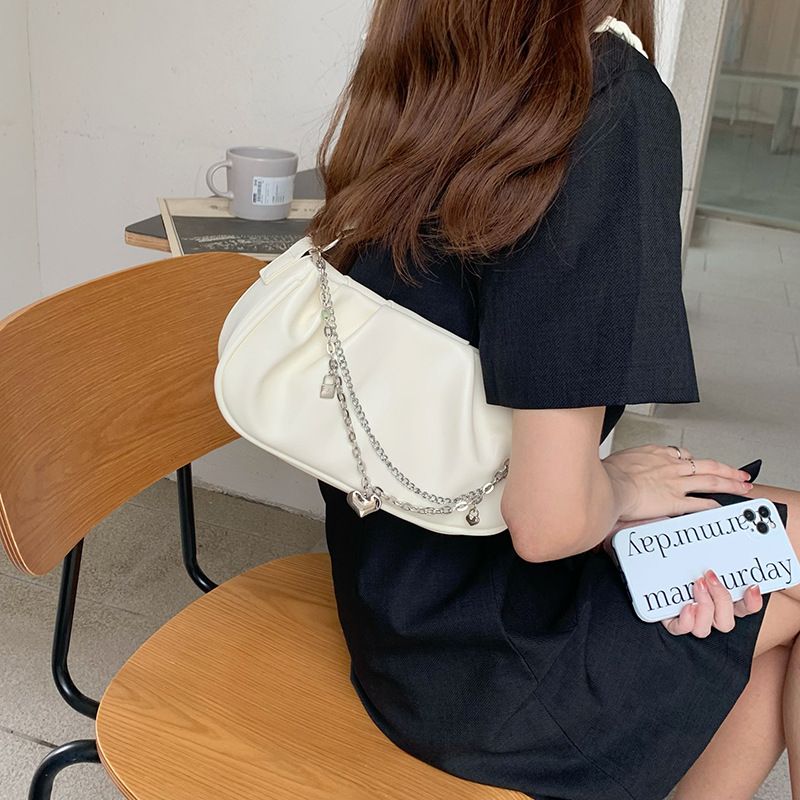 Fresh Cloud armhåla liten design veckad axelväska kvinnor crossbody texturerad kedjeväska vävd_voghion.com