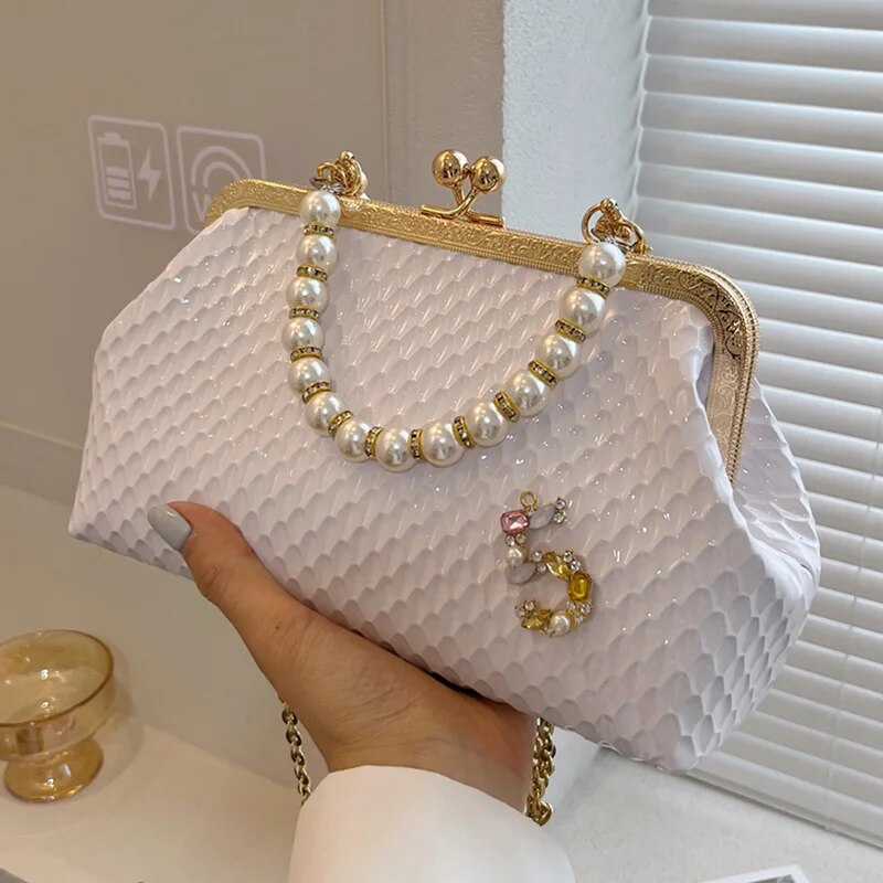 2023 frauen Französisch Minderheit Schulter Gold Umhängetaschen Mode Perle Kette Shell Clip Kleine Handtasche Eveing Kupplung_voghion.com