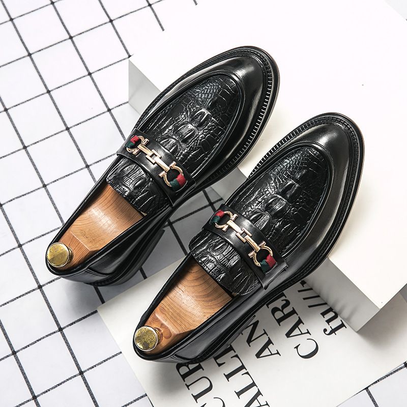 Voyage Foreign Trade, versão coreana, sapato casual slip-on de couro, modelo brogue, com sola grossa e detalhes esculpidos, estilo britânico, com borla._voghion.com