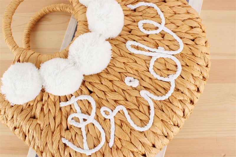 Neue Handtaschen-Stile 2024, süße Handtaschen aus Stroh mit Pompoms, handgewebte Taschen in einfarbigen Buchstaben, Strandtaschen für den Urlaub am Meer._voghion.com