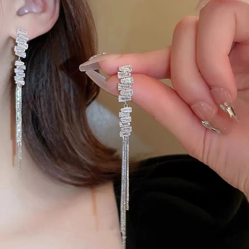 Orecchini alla moda con nappe in zircone esplosioni, orecchini leggeri di lusso ad alto senso, orecchini lunghi con diamanti flash, gioielli alla moda per le orecchie all'ingrosso_voghion.com