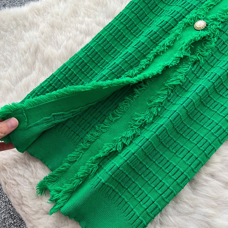Robe élégante en maille à col en V et boutons métalliques qui définissent la taille - Robe mi-longue ajustée à ourlet fendu pour femme, indispensable pour la garde-robe d'automne_voghion.com