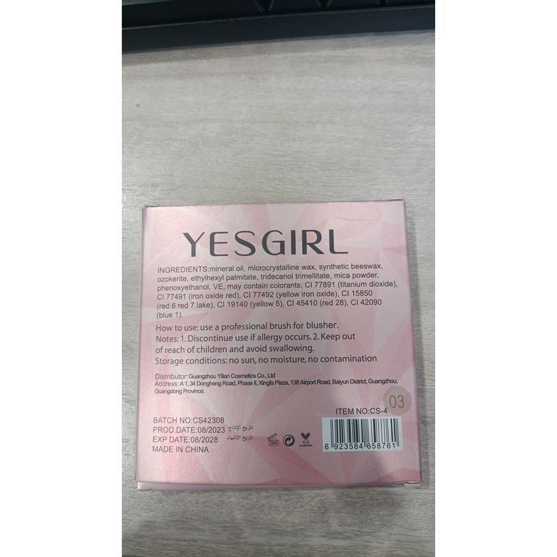 Paleta tvářenek se 4 mřížkami s jemným třpytem, expanzní a kontrakční barvy, matný pudr, jemná textura, zvýraznění pleti, vysoký lesk tvářenky_voghion.com