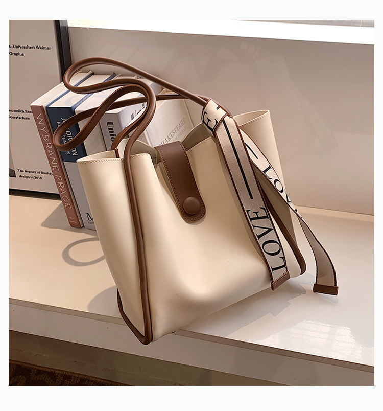 Large capacity spring for women in 2024, new and trendy single shoulder with a stylish texture, tote bag_voghion.com