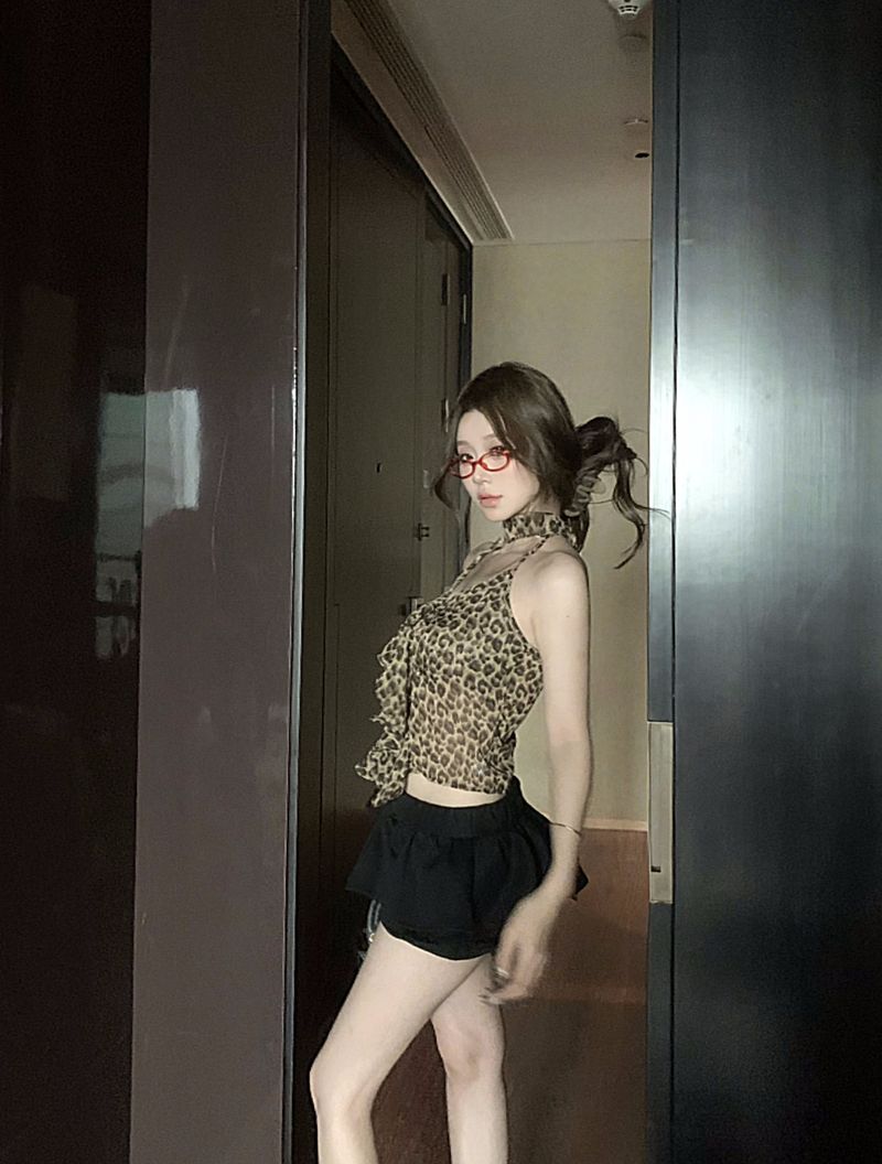 Canotta sexy da donna estiva con scollo all'americana e stampa leopardata, stile americano, attillata, corta e corta_voghion.com