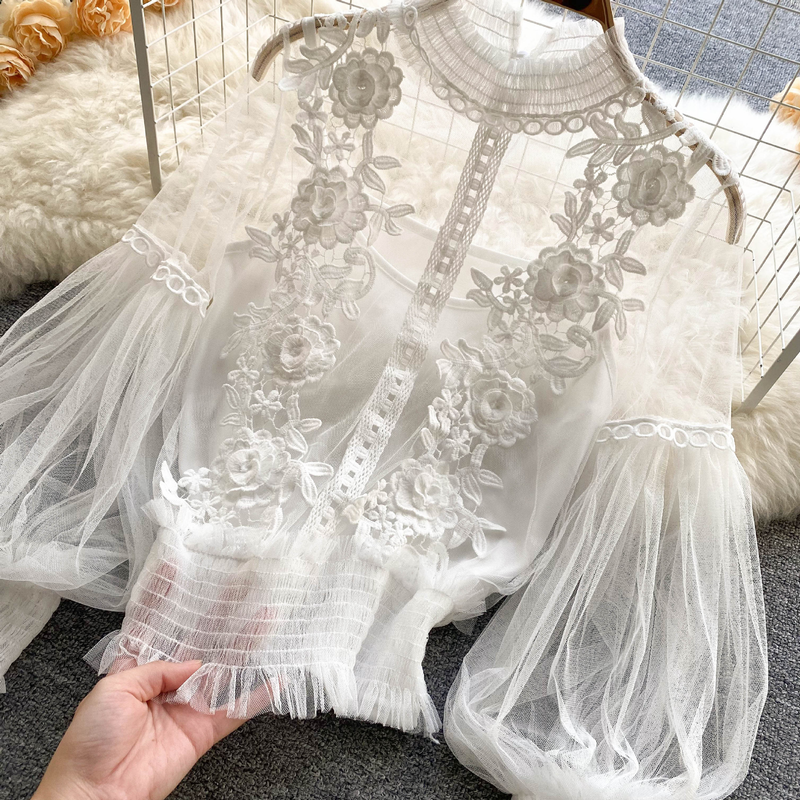 Women's three-dimensional flower collage see-through mesh lantern sleeve slim short top lace base blouse_voghion.com