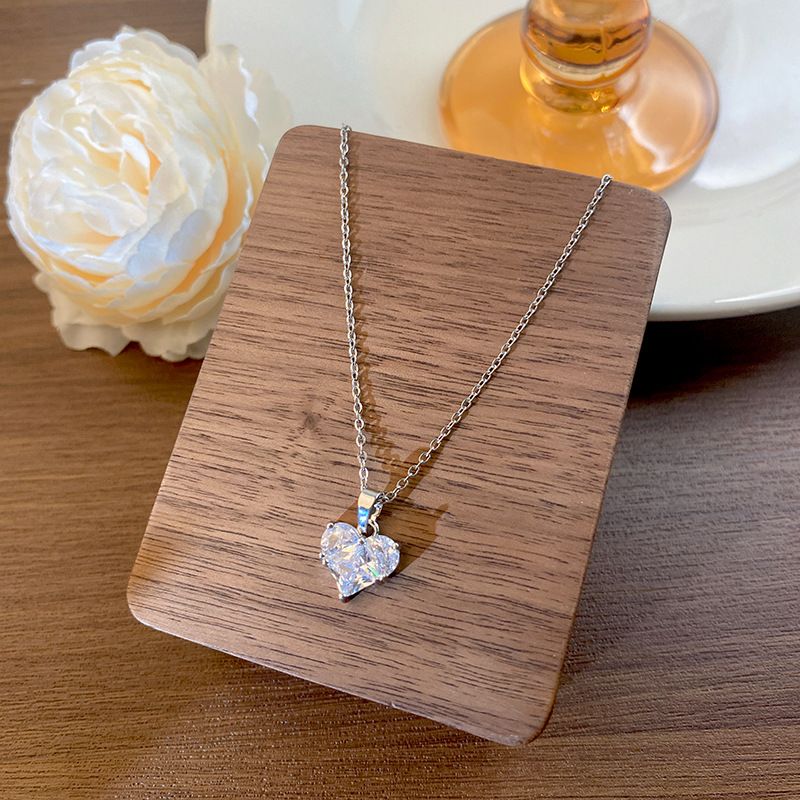 Minimalist New Super Shiny Zircon Heart Necklace For Women, Unique Design Titanium Steel Collarbone Chain, Exquisite_voghion.com
